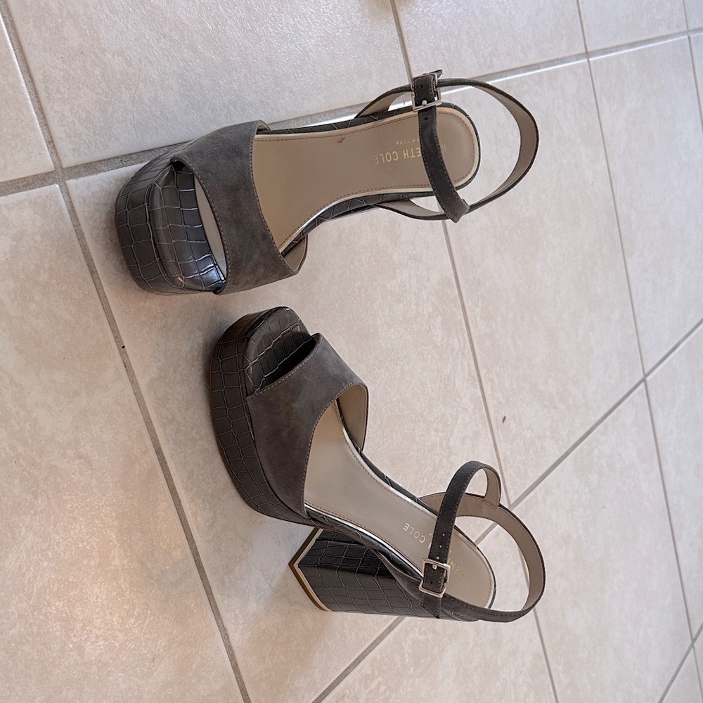 Kenneth Cole Gray Suede and Leather Platforms - 9.5 - EUC